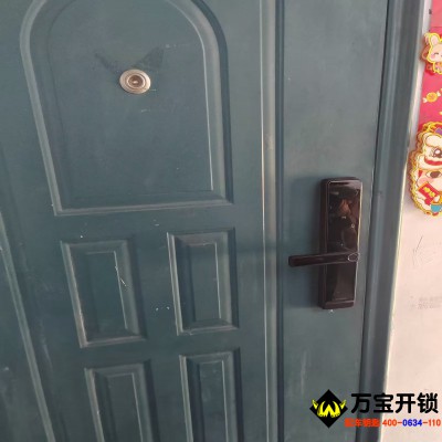 萊蕪長(zhǎng)勺小區(qū)安裝一握開指紋鎖，萊蕪指紋鎖安裝